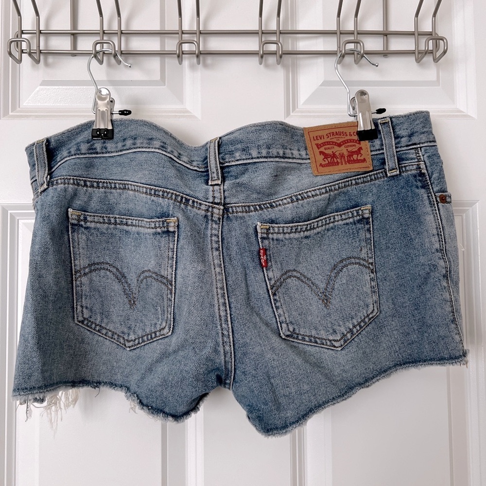 Levi's Women's Classic Blue Jean Shorts - Picture 2 of 9